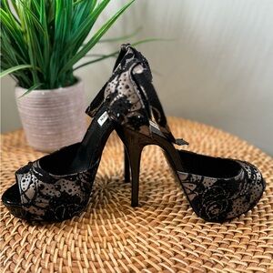 Size 37. Steve Madden black crystal heels. 1 1/2 inch platform. 3 1/2 inch heel